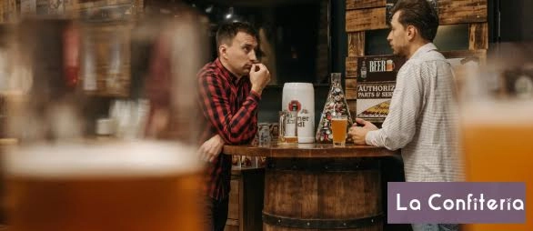 Personas tomando cerveza